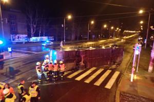 Hasiči zvedali na kola autobus. Zablokovaná křižovatka v Ostravě-Porubě