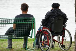 Nebýt hasičů, nocoval by v lese. Invalidovi se vybila baterie na vozíku