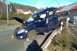 Srážka vlaku s osobákem. Řidička měla víc štěstí, než zbylo z auta