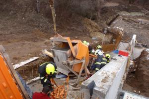 Zásobník na beton zavalil na stavbě muže, hasiči ho vyprostili Zásobník na beton zavalil na stavbě muže, hasiči ho vyprostili