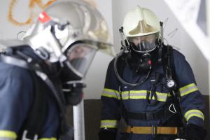 Z panelového dmu museli hasiči evakuovat 50 osob