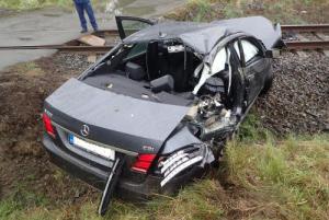 Dva lidé zemřeli na železničním přejezdu při střetu rychlíku s osobním vozidlem