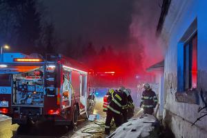 Jablonečtí hasiči zachránili člověka u požáru v domě na Jablonecku