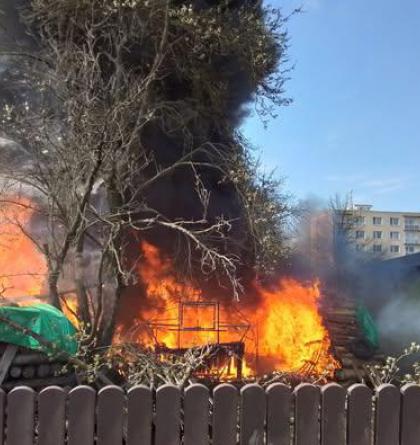 Hasiči likvidovali požár sklwníku, který se rozšířil na osobní automobil