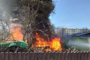 Hasiči likvidovali požár sklwníku, který se rozšířil na osobní automobil