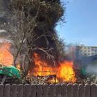 Hasiči likvidovali požár sklwníku, který se rozšířil na osobní automobil