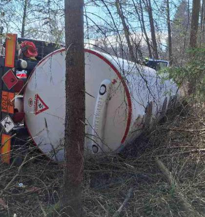 Z převrácené cisterny s pohonnými hmotami naštěstí nic neuniklo