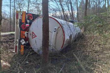 Z převrácené cisterny s pohonnými hmotami naštěstí nic neuniklo