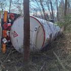 Z převrácené cisterny s pohonnými hmotami naštěstí nic neuniklo Z převrácené cisterny s pohonnými hmotami naštěstí nic neuniklo