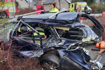 Po střetu auta s vlakem museli hasiči řidiče vystřihávat