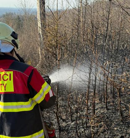 Požár lesa v Návsi si vyžádal zásah 19 jednotek požární ochrany