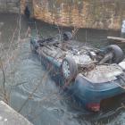 Auto skončilo v říčním náhonu v Brozanech nad Ohří