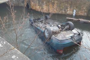 Auto skončilo v říčním náhonu v Brozanech nad Ohří