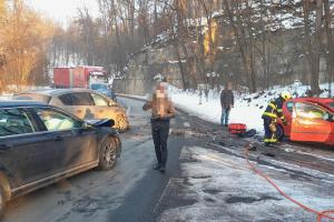 Po nehodě tří aut museli hasiči vyprostit řidičku pomocí hydrauliky