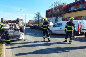 Po nehodě dvou vozidel v Pardubicích jedno skončilo na střeše