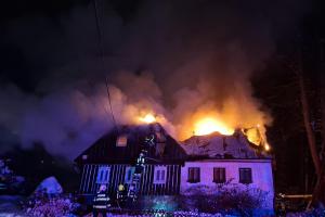 Hasiči likvidovali požár nízké budovy v Jabloneckých Pasekách