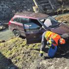 Osobní auto vyjelo mimo komunikaci a skončilo v potoce