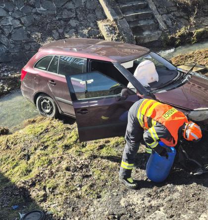 Osobní auto vyjelo mimo komunikaci a skončilo v potoce