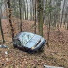 V Bohuslavicích se vůz zřítil ze silnice a zastavil se až mezi stromy