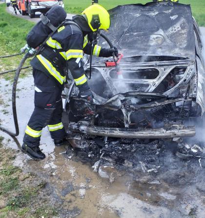 Hasiči rychle zlikvidovali požár auta, z auta toho moc nezbylo