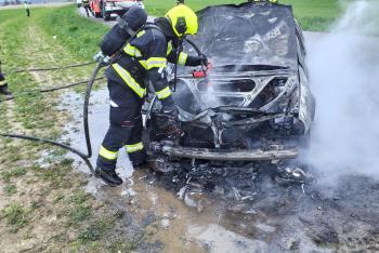 Hasiči rychle zlikvidovali požár auta, z auta toho moc nezbylo