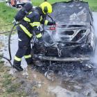 Hasiči rychle zlikvidovali požár auta, z auta toho moc nezbylo