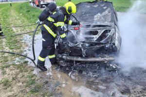 Hasiči rychle zlikvidovali požár auta, z auta toho moc nezbylo