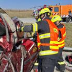 Po nehodě na D1 u Oseku nad Bečvou hasiči pomocí hydrauliky vyprostili dva zraněné