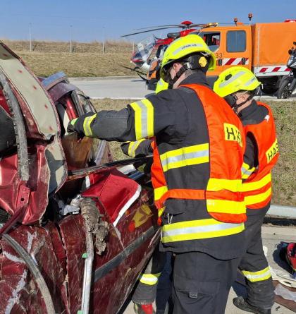 Po nehodě na D1 u Oseku nad Bečvou hasiči pomocí hydrauliky vyprostili dva zraněné