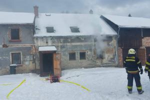 Hasiči likvidovali požár domu v Dolní Poustevně