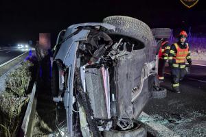 Na D1 u Kroměříže skončilo auto po nehodě převrácené na bok