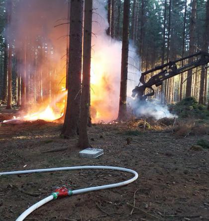 Požár pracovního stroje u Pomezí způsobil škodu přes pět milionů korun