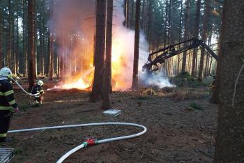 Požár pracovního stroje u Pomezí způsobil škodu přes pět milionů korun