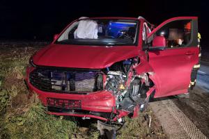 Při dopravní nehodě osobáku a dodávky došlo k zranění tří osob