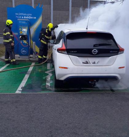 Hořící elektroauto muselo do kontejneru s vodou