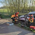 Z havarovaného vozidla hasiči museli řidiče vyprostit pomocí vyprošťovacího zařízení Z havarovaného vozidla hasiči museli řidiče vyprostit pomocí vyprošťovacího zařízení