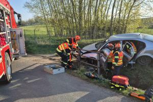 Z havarovaného vozidla hasiči museli řidiče vyprostit pomocí vyprošťovacího zařízení