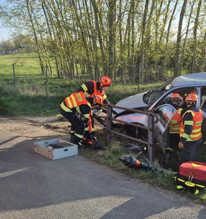 Z havarovaného vozidla hasiči museli řidiče vyprostit pomocí vyprošťovacího zařízení