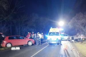 Po čelní srážce u Staňkovic na Žatecku leželo jedno vozidlo na střeše