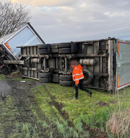 Dopravní nehoda kamionu v obci Blešno