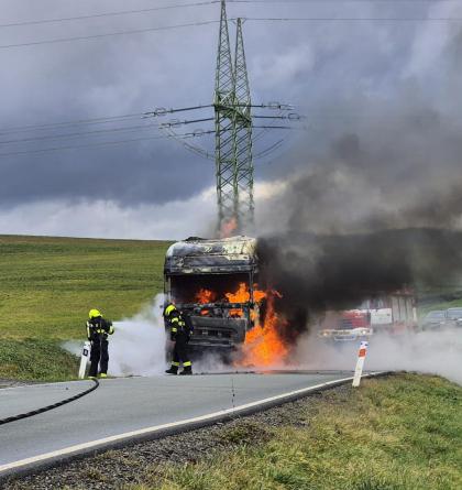 Požár tahače způsobil škodu za minimálně půl milionu