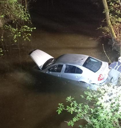 Auto skončilo v náhonu, nehoda se obešla bez zranění