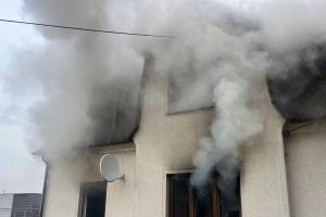 Hasiči zachránili při požáru domku jeho majitele i jejich kočku