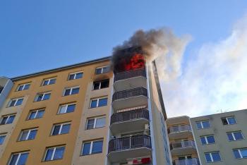 Hasiči likvidovali požár v panelovém domě v Prostějově