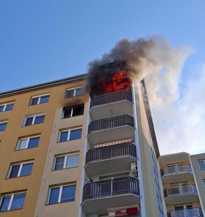 Hasiči likvidovali požár v panelovém domě v Prostějově