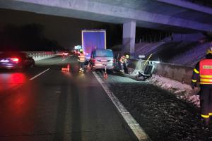 Noční nehoda na D48 zaměstnala hasiče