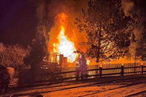 Noční požár chaty v obci Hvozdec zaměstnal tři jednotky požární ochrany