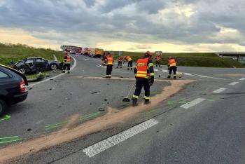 U obce Nedakonice se v sobotu střetla dvě osobní auta, hasiči vyprošťovali dvě osoby