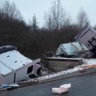 Kamion skončil mimo komunikaci a nárazem se kabina i s řidičem utrhla