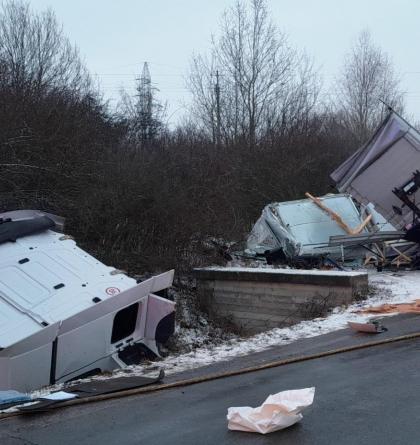 Kamion skončil mimo komunikaci a nárazem se kabina i s řidičem utrhla